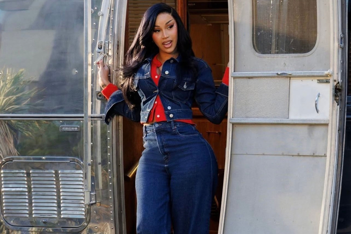 Cardi B protagoniza campanha de jeans focada em mulheres curvilíneas
