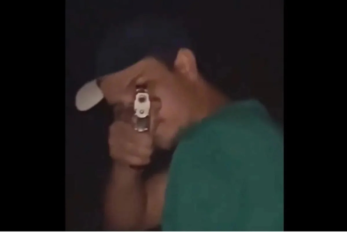 Jovem filmado ao atirar e matar namorada é condenado a 19 anos