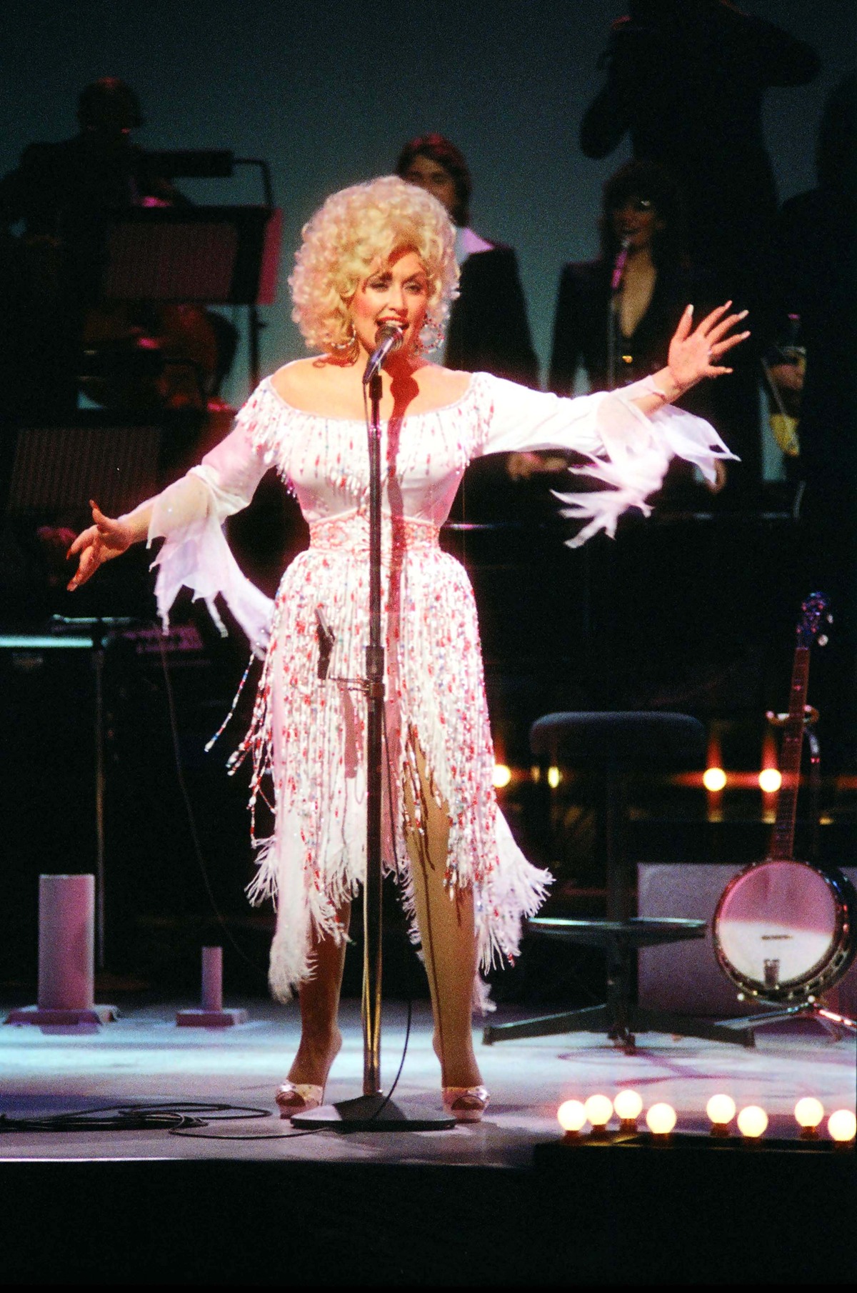 foto com cor. dolly parton - metrópoles