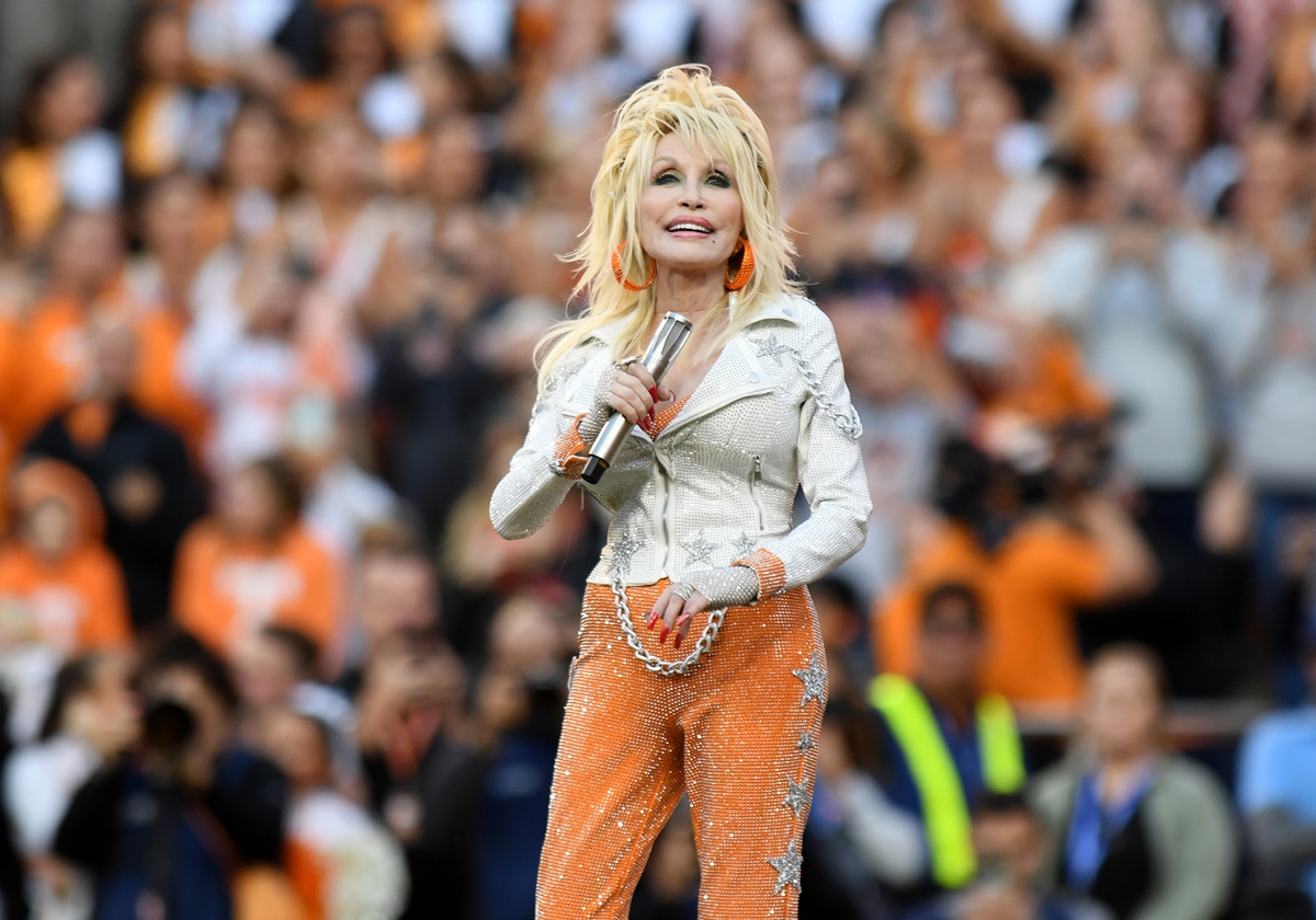 foto com cor. dolly parton - metrópoles
