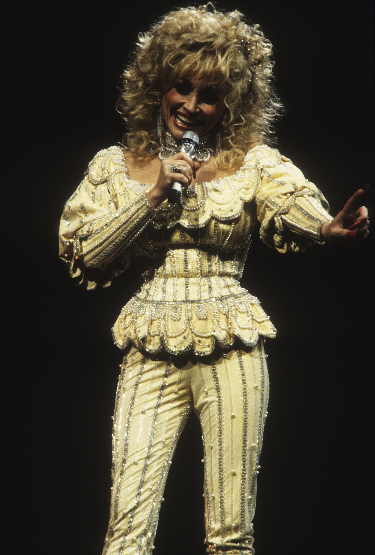 foto com cor. dolly parton - metrópoles
