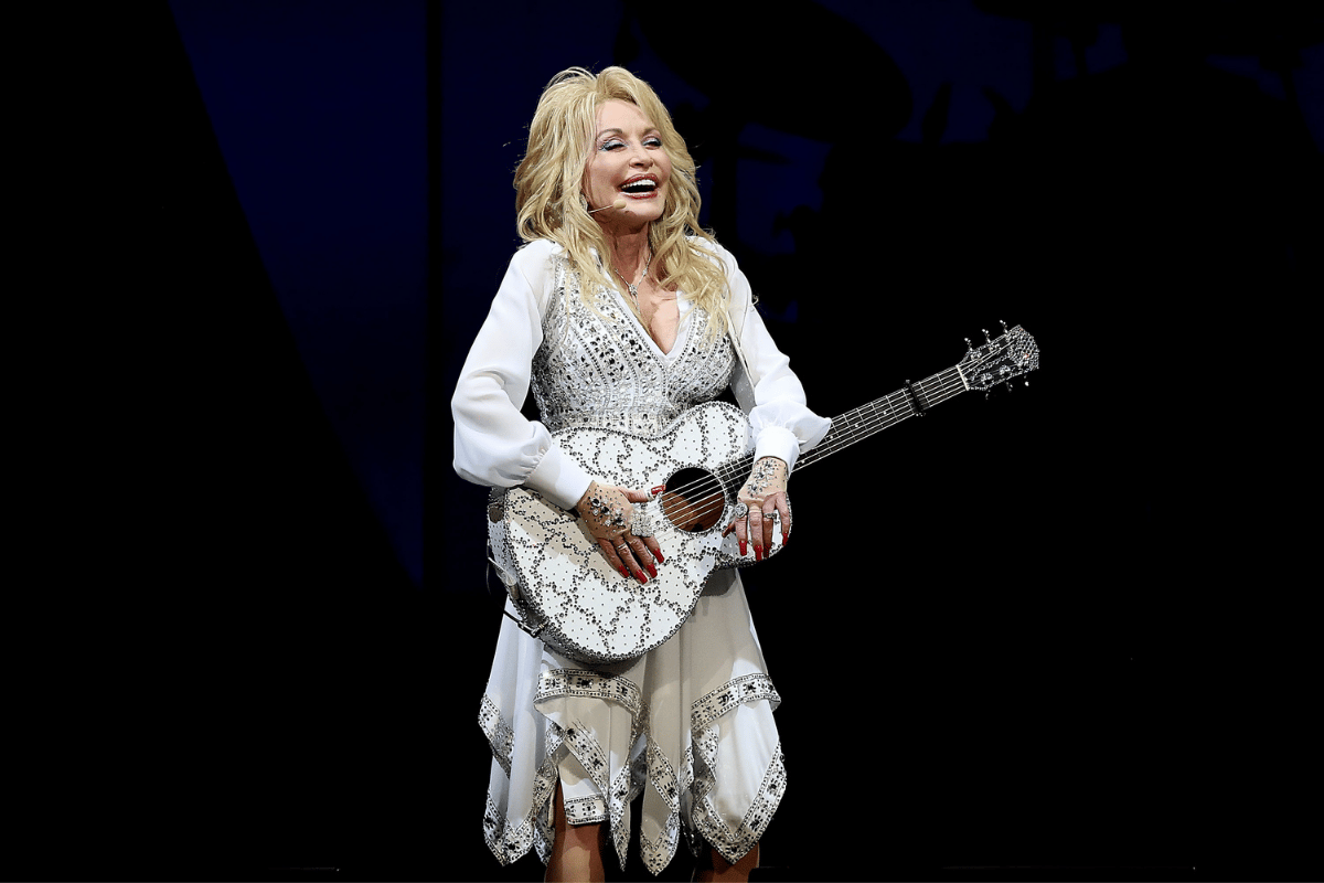 foto com cor. dolly parton - metrópoles