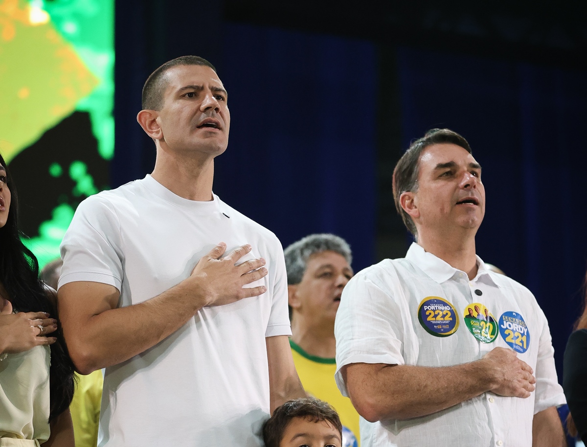 No Rio, Flávio promete enquadrar milícias, PCC e CV como terroristas - QTU Questões do Universo