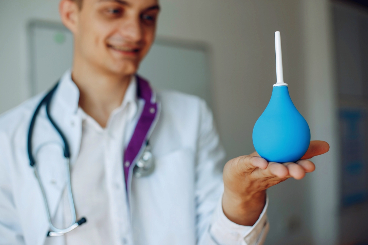Sexo anal: médico explica diferenças entre enema e ducha higiênica - QTU Questões do Universo