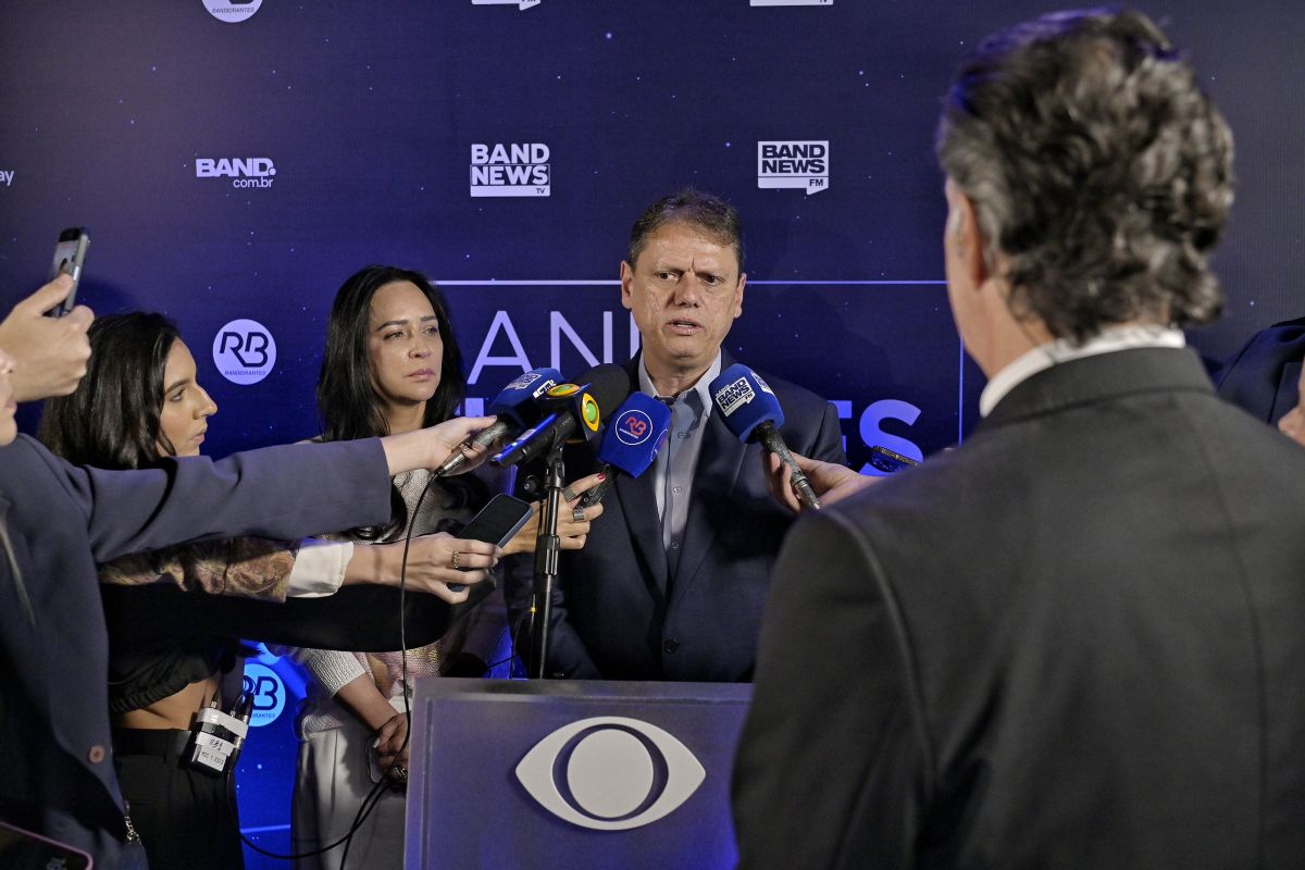 Governador Tarcísio defende vacinação contra sarampo após declarações de Eduardo Bolsonaro