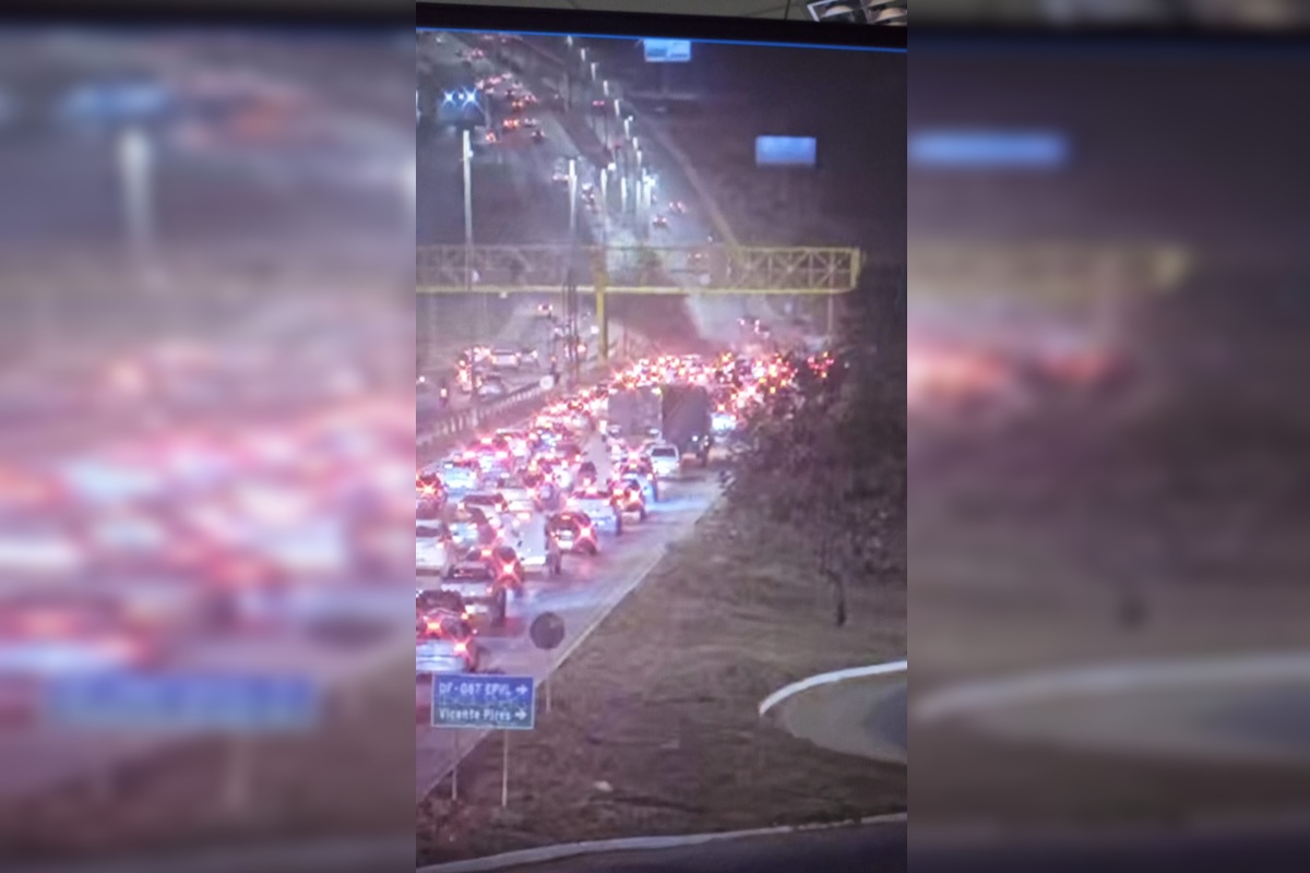Moradores da 26 de Setembro queimam pneus e fecham a Estrutural em protesto
