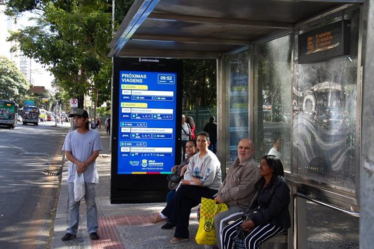 BH ganha abrigos com videochamada para "esperar" ônibus com mulheres - QTU Questões do Universo