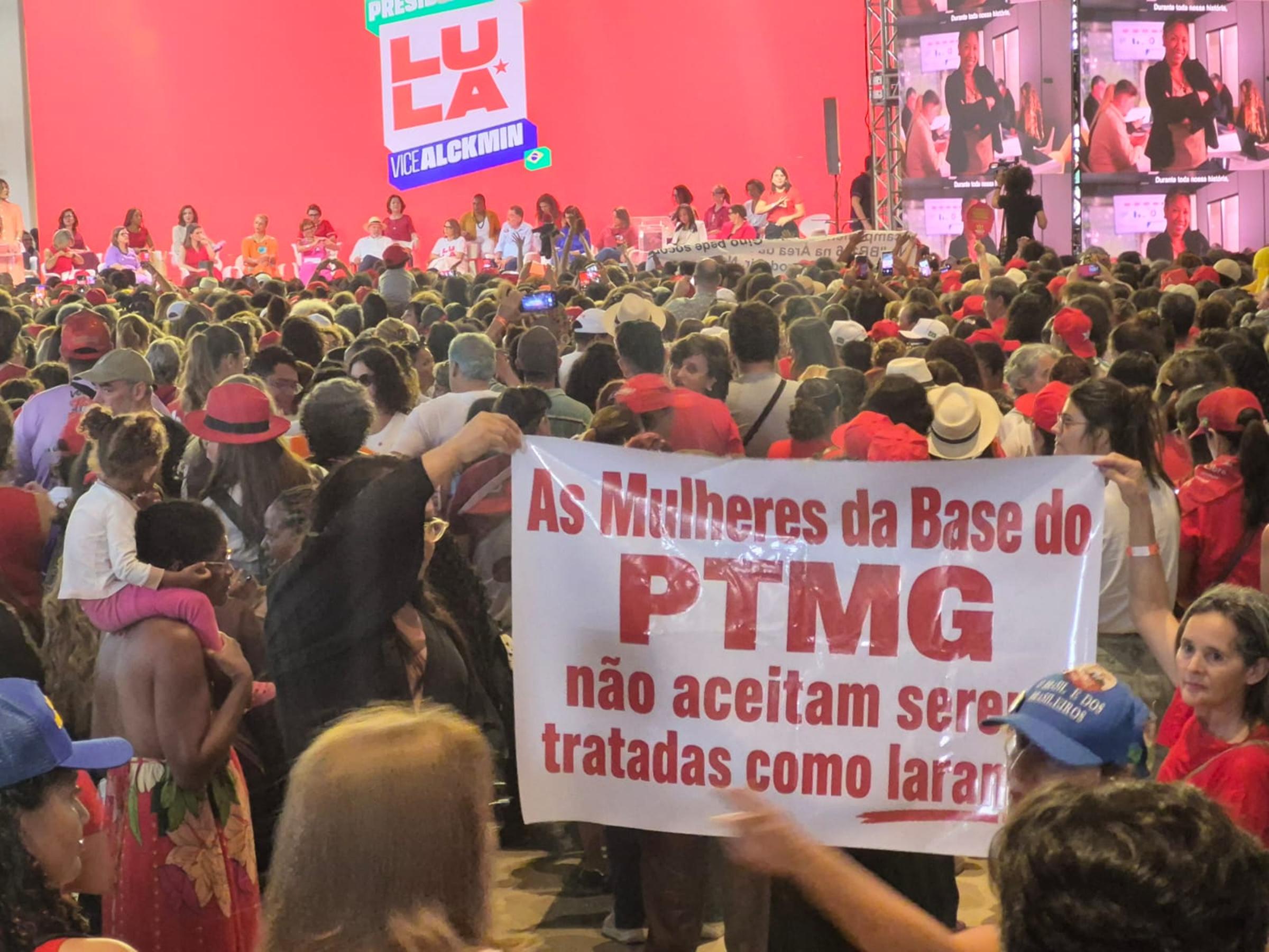 Evento com Lula em BH tem protesto de petistas por recursos de campanha - QTU Questões do Universo