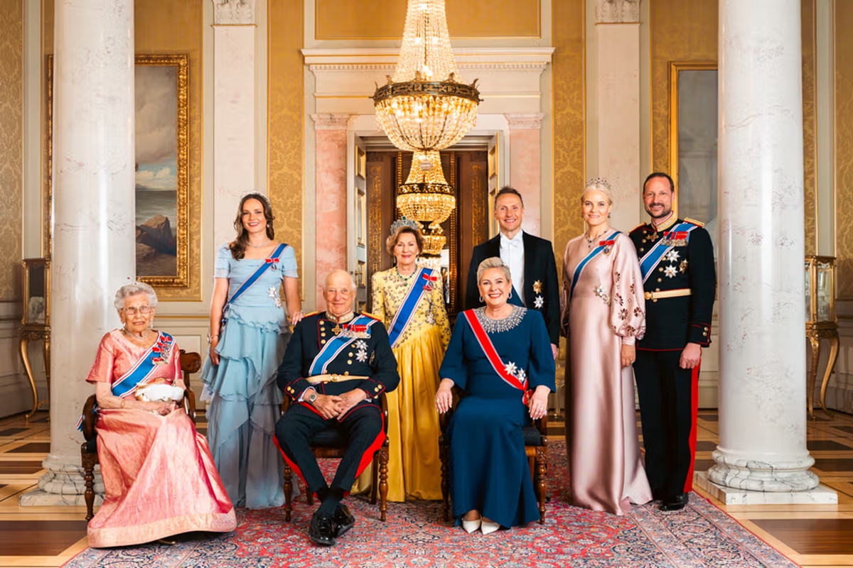 Foto colorida de membros da família real da Noruega posando para foto - Metrópoles