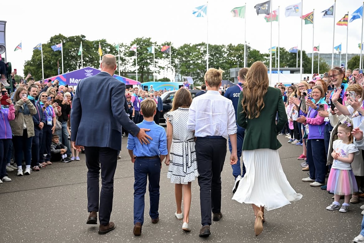 Princesa Charlotte acompanhada de seus pais e irmãos nos Jogos da Commonwealth