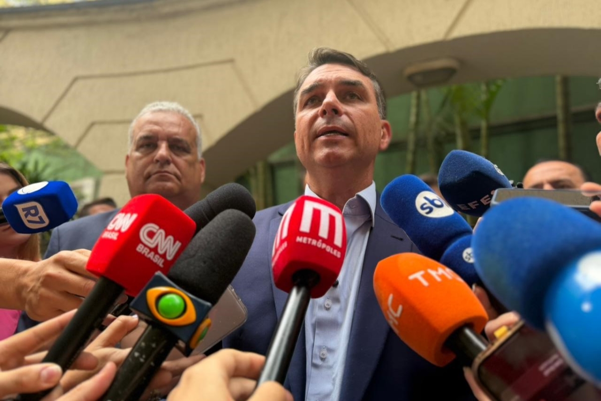 Flávio Bolsonaro defende texto alternativo à PEC do fim da 6x1