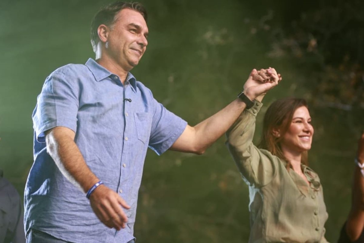 Flávio Bolsonaro busca apoio feminino em convenção do PL-DF