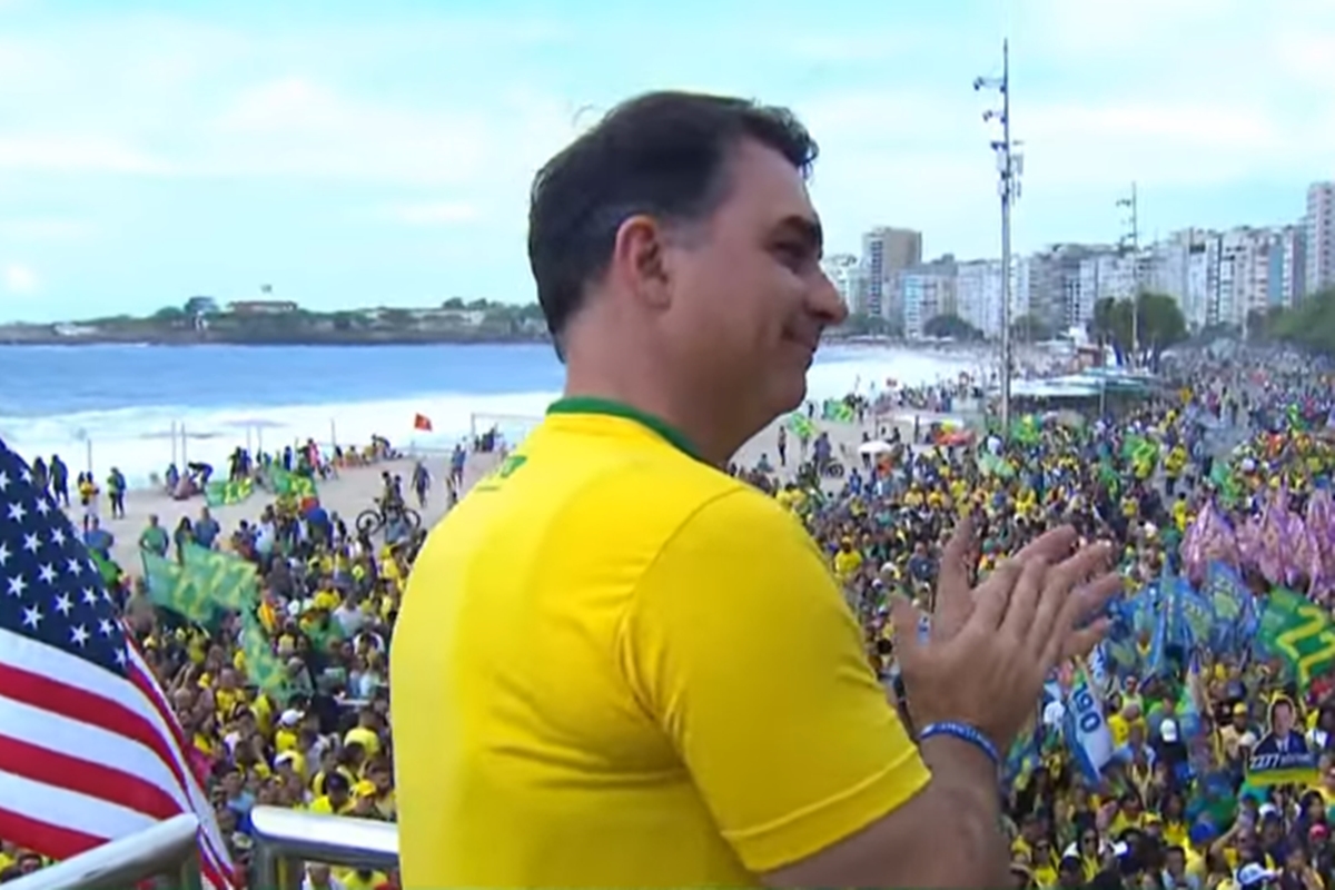 Flávio Bolsonaro inicia corrida à Presidência em Copacabana