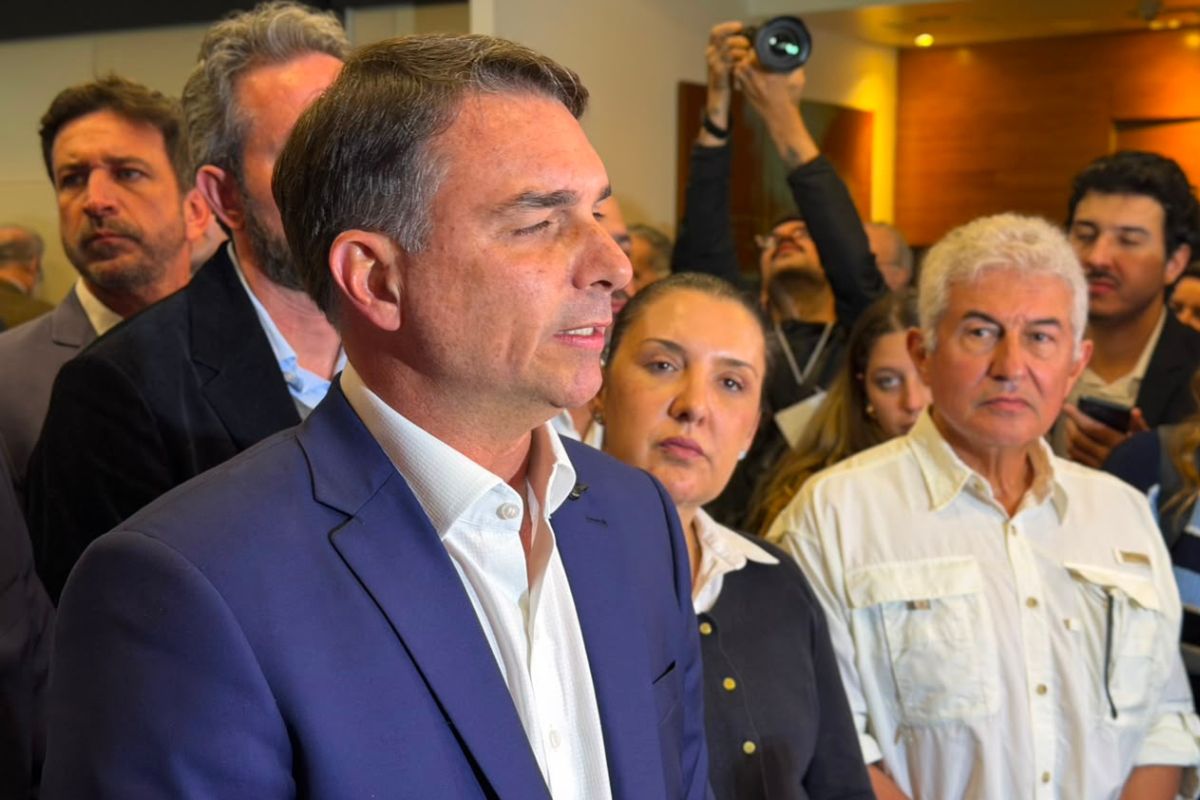 Flávio Bolsonaro vai conversar com ministro de Bukele sobre segurança