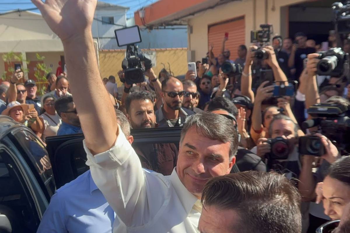 Flávio Bolsonaro em visita ao Mercadão de São Miguel, na zona leste da capital paulista - Metrópoles
