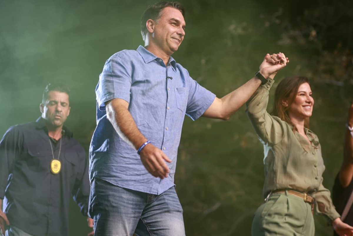 A Relação Tensa entre Michelle e Flávio Bolsonaro: Uma Análise das Dinâmicas Políticas
