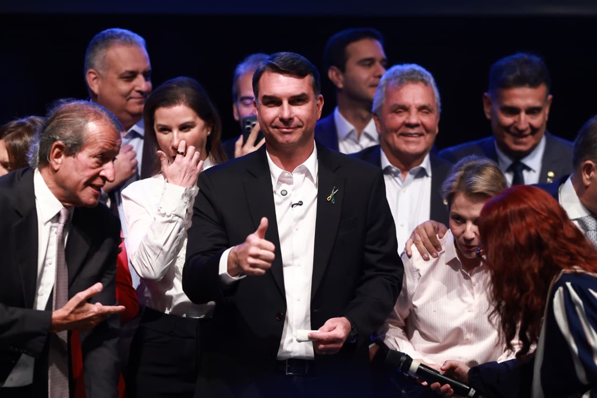 Plano de Flávio Bolsonaro Sugere Reformas no STF