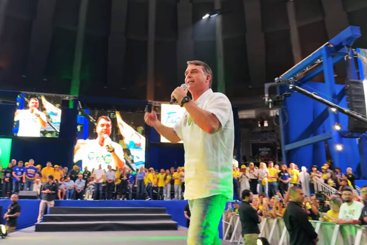 No RJ, Flávio defende anistia, castração química e o Bolsa Família