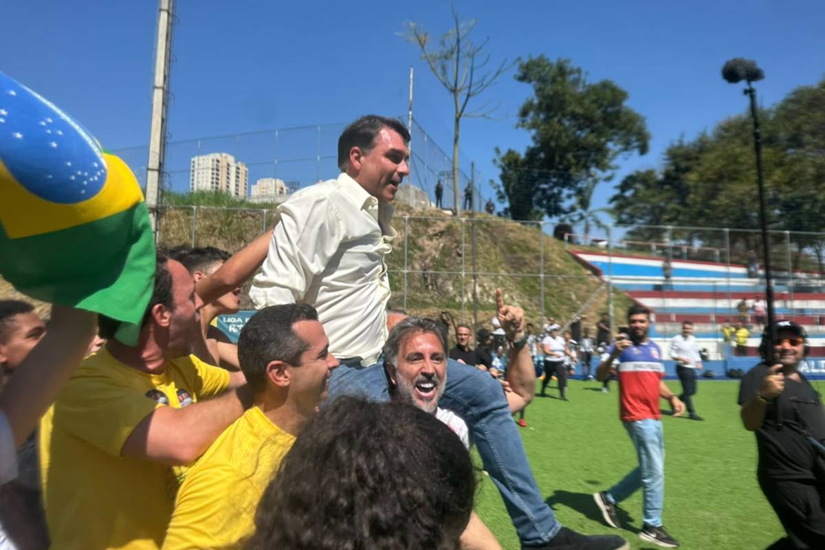 Flávio Bolsonaro em campo de futebol durante agenda na zona leste de São Paulo - Metrópoles