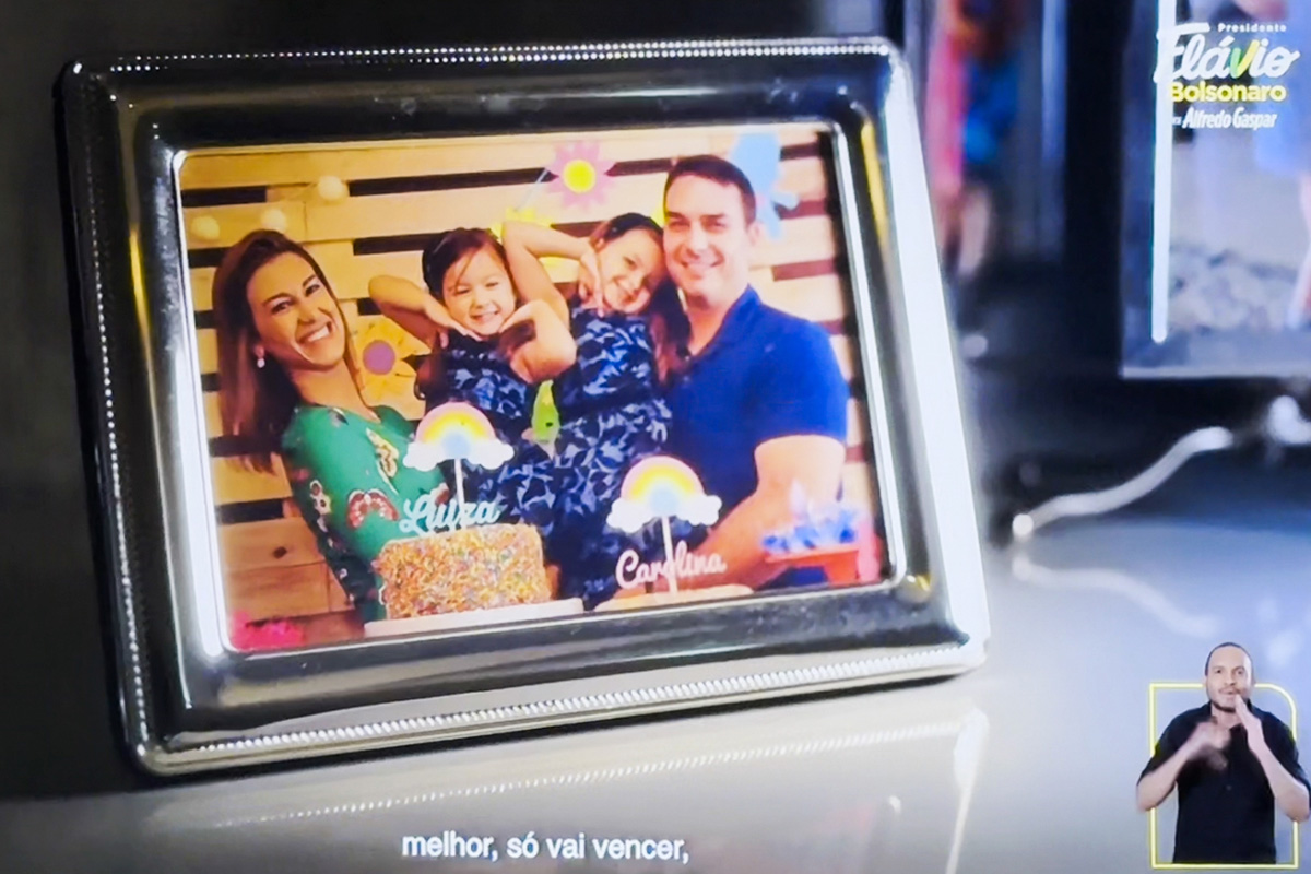Flávio Bolsonaro usa estreia na TV para mirar mulheres e suavizar imagem