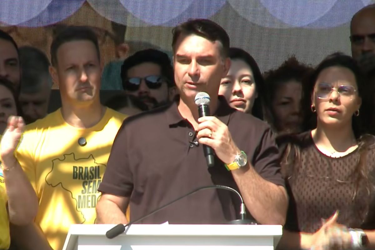 Flávio pede bloqueio de redes e multa a investigado por ameaça em MG