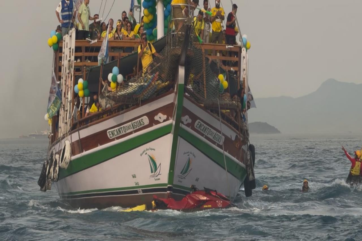 Jet sky dos Bombeiros é atingido por barco durante "barqueata" de Flávio - QTU Questões do Universo