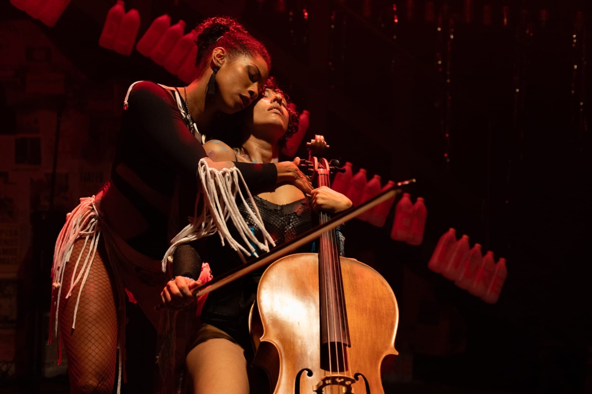 Imagem vinculada ao feed original: Espetáculo com música, interatividade e crítica no Teatro Perdiz