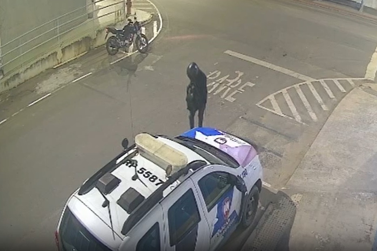 Homem dança antes de explodir carro da PM em frente a batalhão no ES