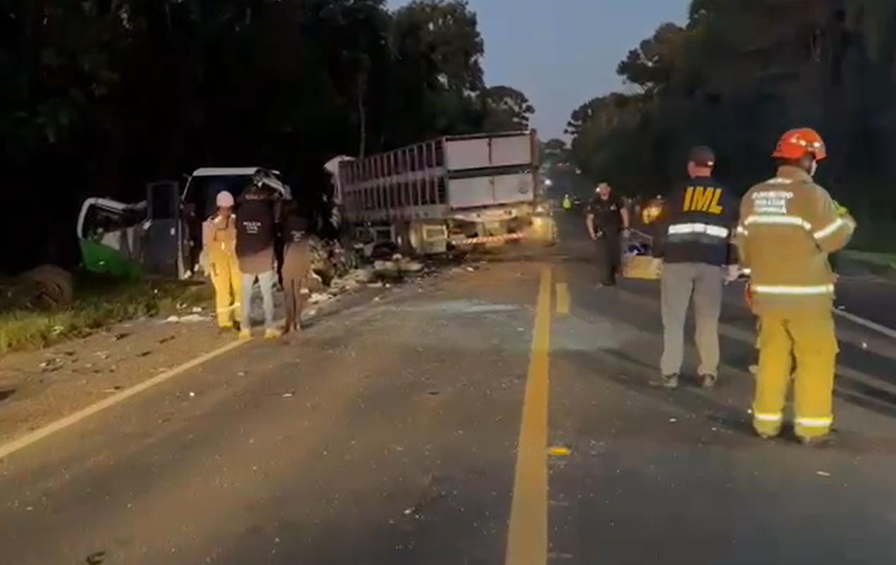 Carreta teria invadido contramão e atingido micro-ônibus; 23 morreram - QTU Questões do Universo