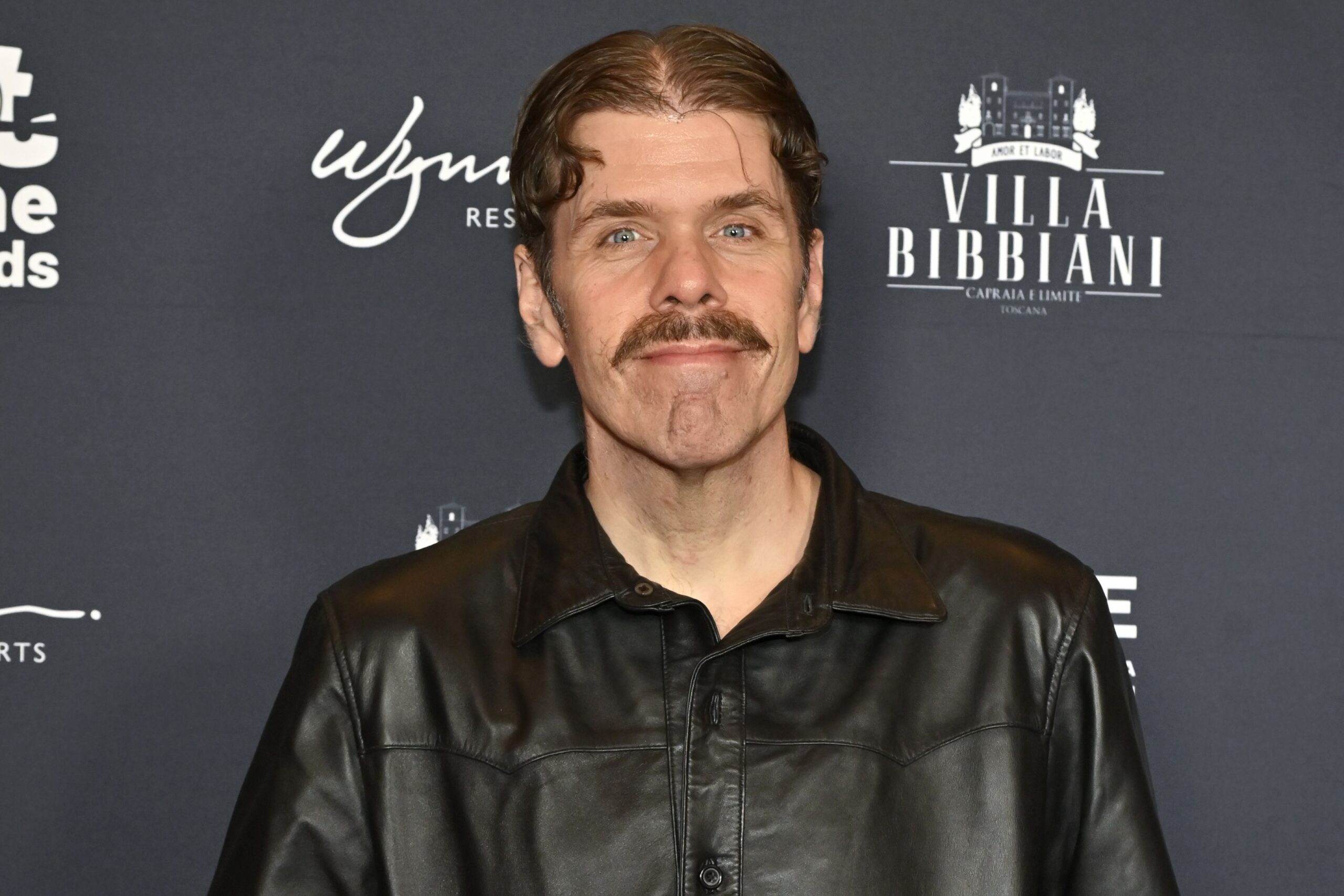 Perez Hilton transmite automutilação ao vivo e preocupa fãs - QTU Questões do Universo