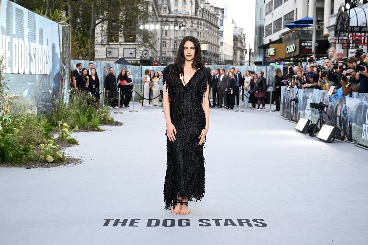 Margareth Qualley sapatos da Chanel - Metrópoles