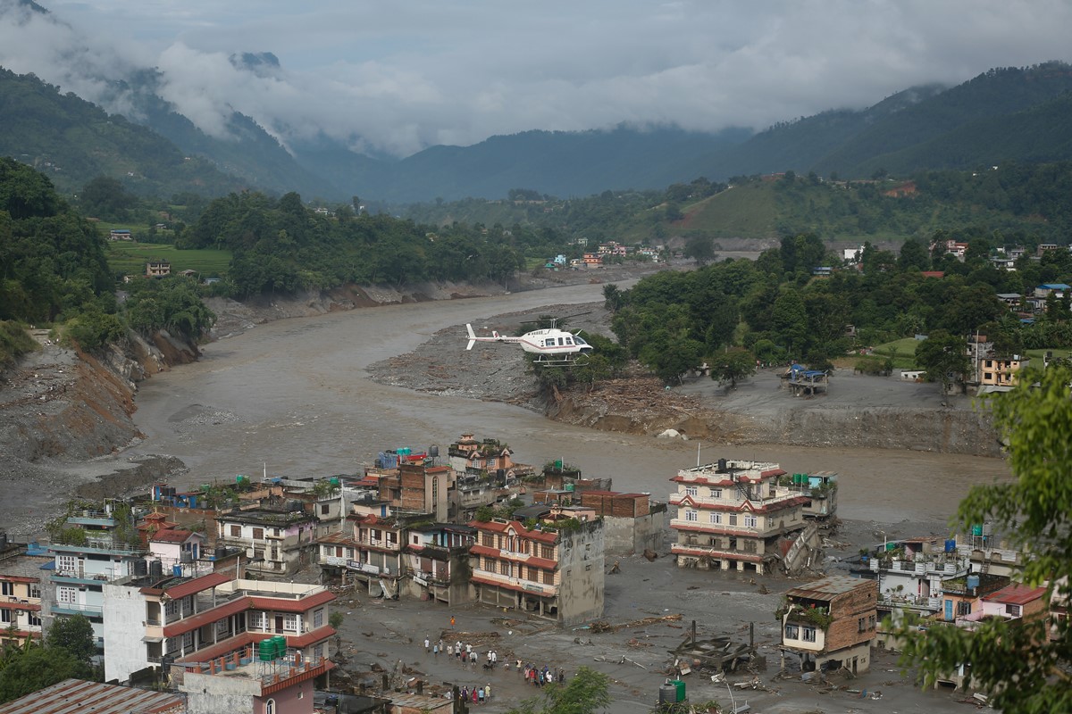Número de mortos após deslizamento no Nepal passa de 460 em 3° de buscas