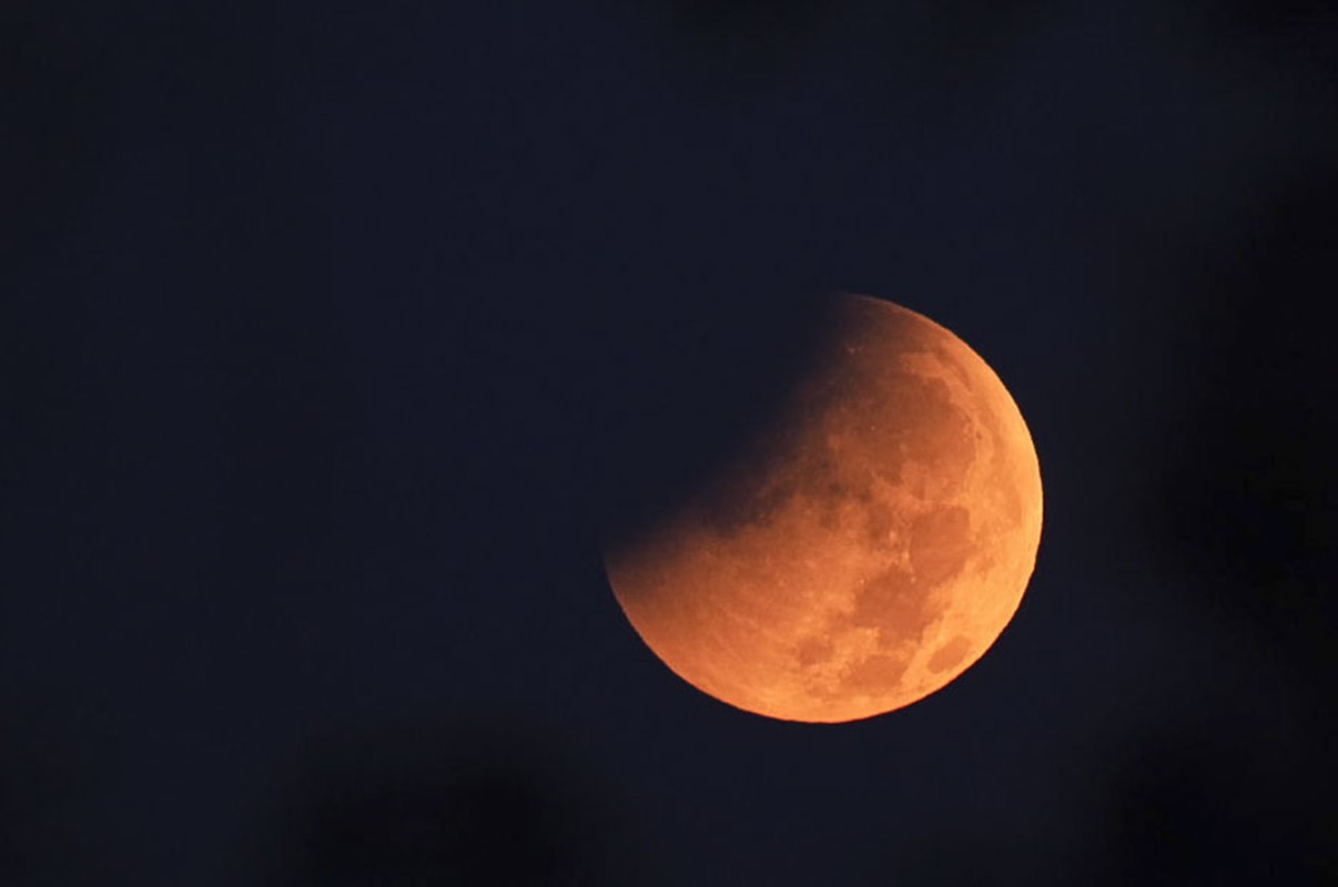Eclipse lunar parcial: veja fotos do fenômeno visível no Brasil