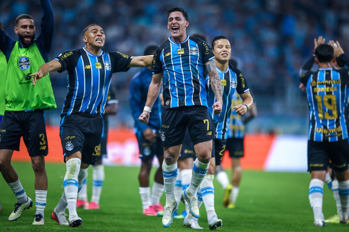 Imagem vinculada ao feed original: Copa do Brasil: Pavón faz de falta, Grêmio vence e elimina o Mirassol
