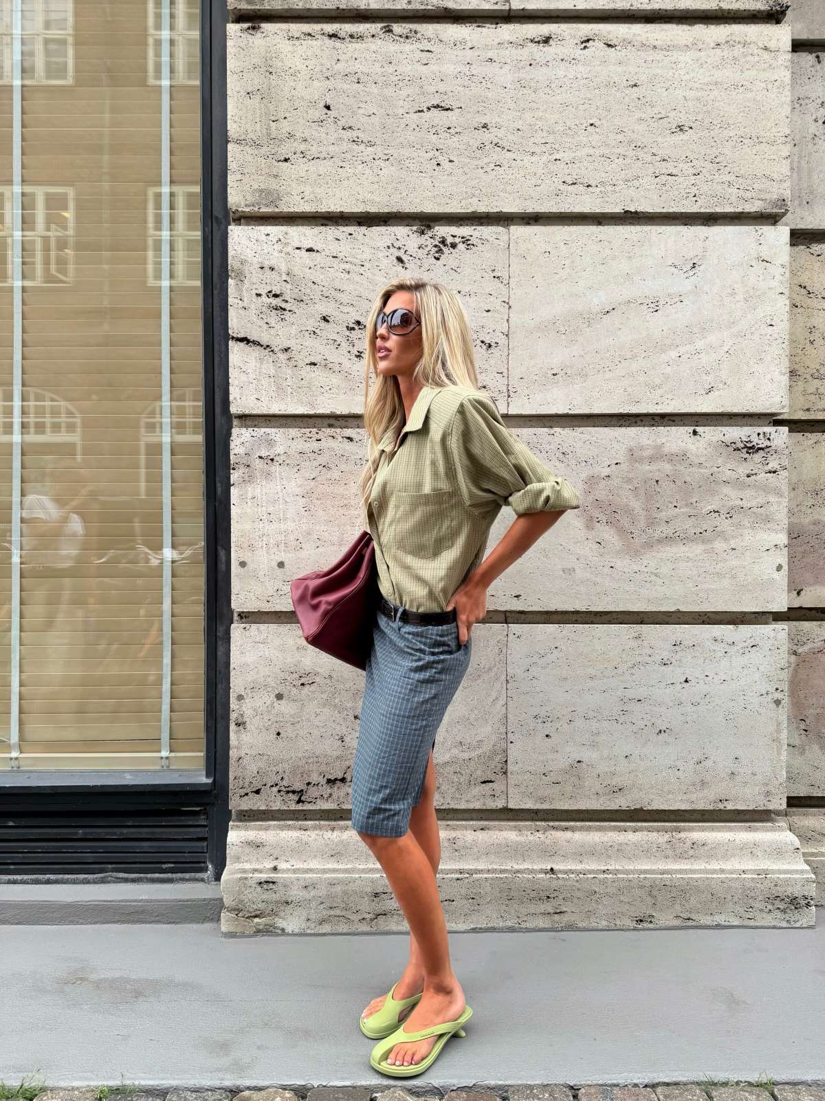 foto com cor. emili sidlev na Semana de Moda de Copenhague - metrópoles
