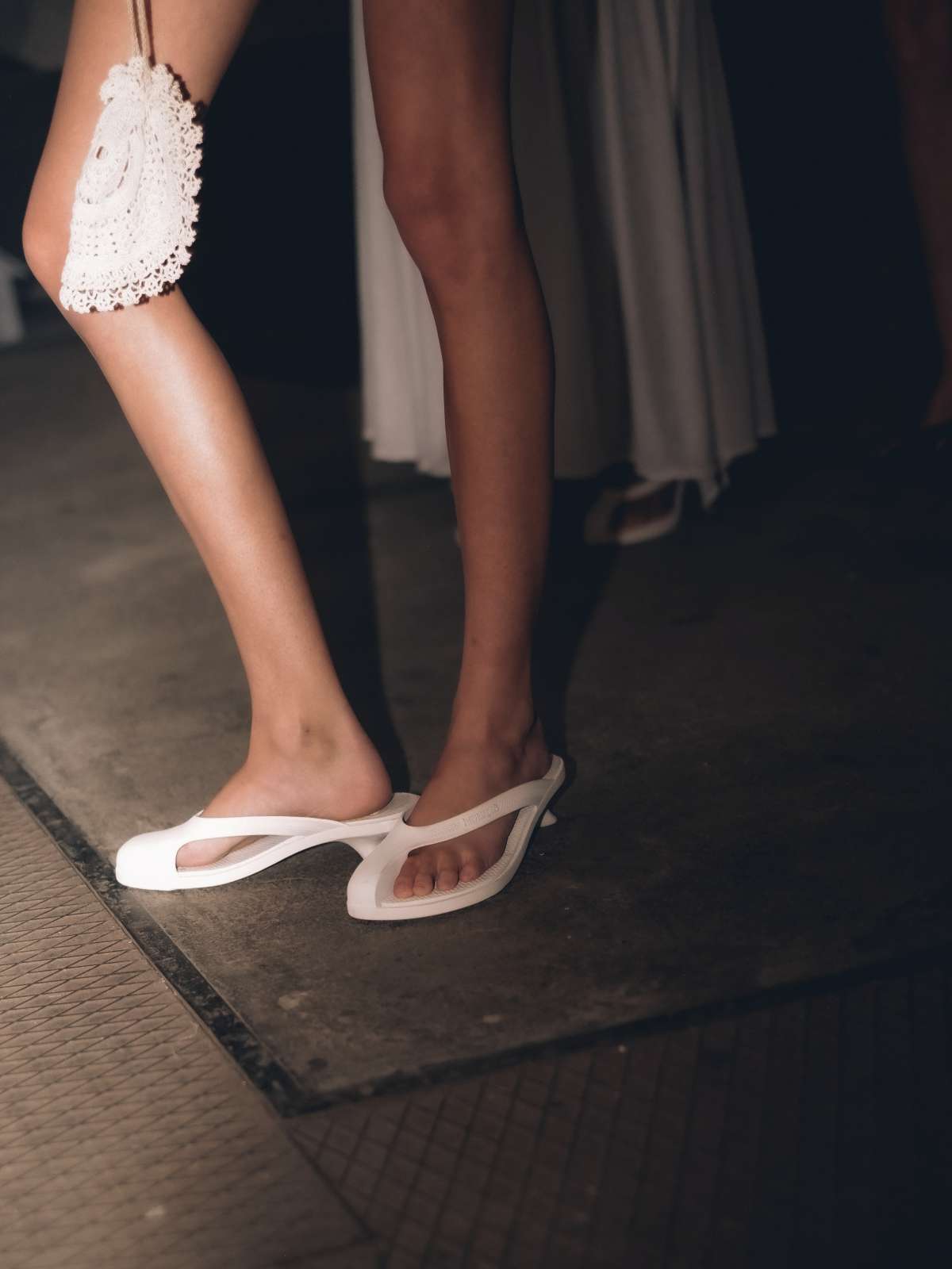 foto com cor. havaianas lança salto baixo com dedão coberto - metrópoles