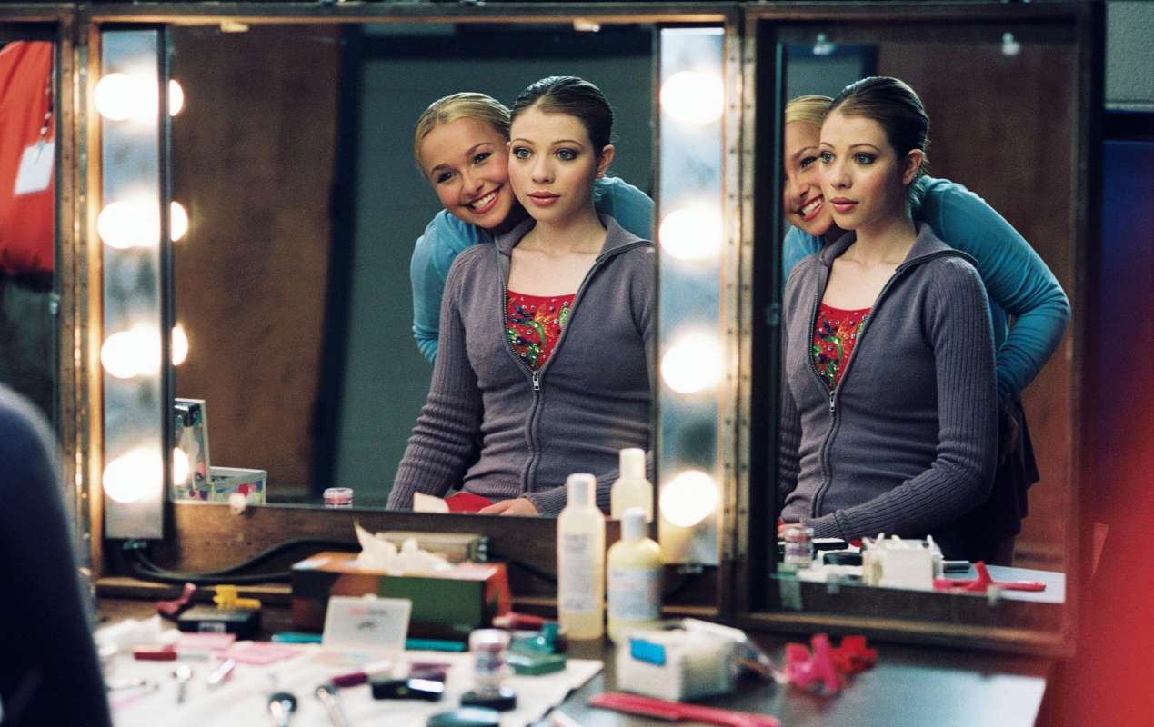 foto com cor. Hayden Panettiere e Michelle Trachtenberg no filme Sonhos no Gelo (2005) - metrópoles