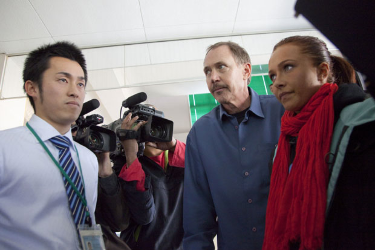 Funcionário da prefeitura de Taiji confrontando Hayden Panettiere e o fundador da Whaleman, Jeff Pantukhoff