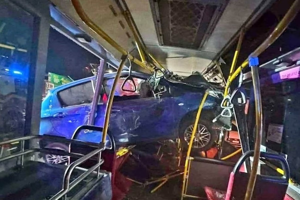 Acidente impressionante em Brisbane: carro atravessa ônibus sem feridos