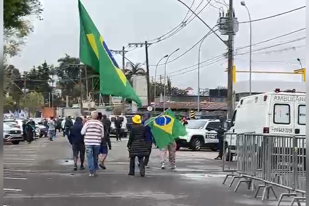 Flávio Bolsonaro cancela visita a Juiz de Fora devido a problemas de pouso