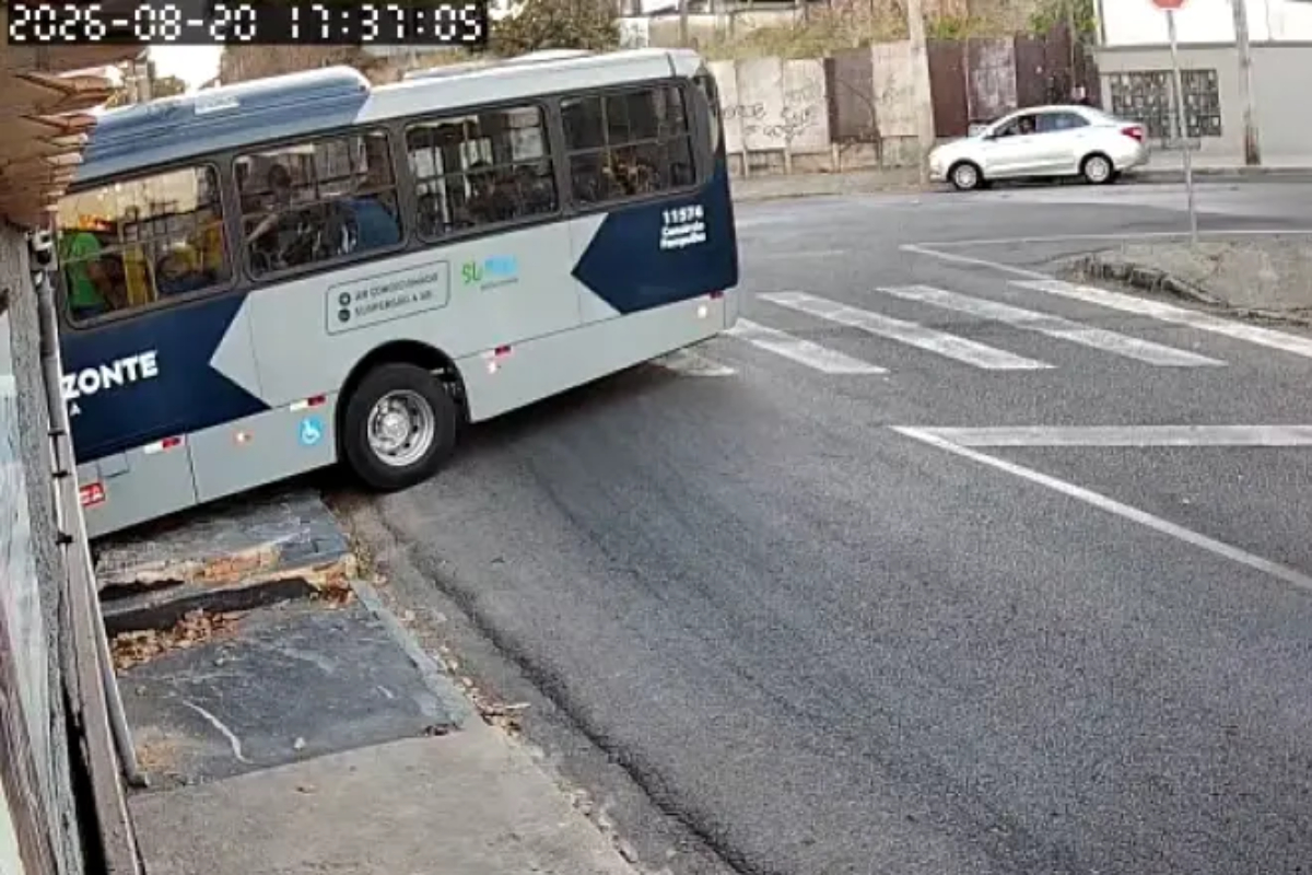 Ônibus atinge imóvel pela 2ª vez em menos de dois meses em BH - QTU Questões do Universo