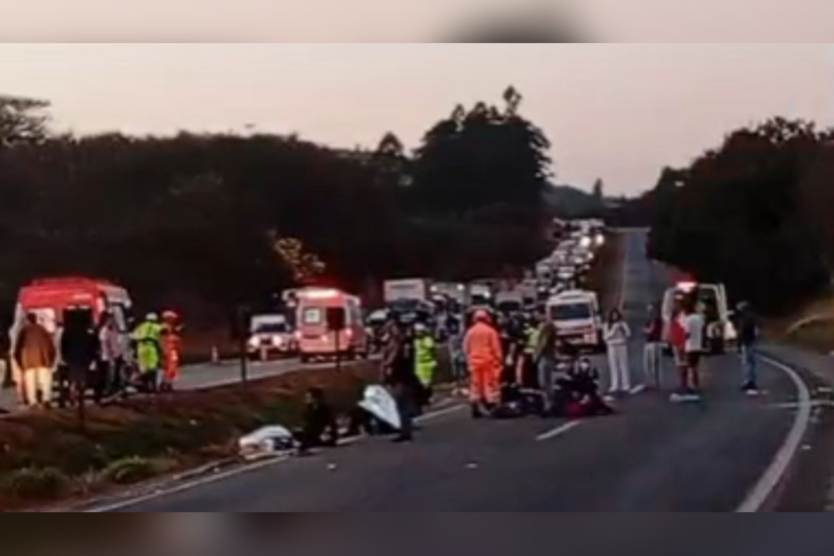 Congestionamento chega a 10 km após acidente com 2 mortos na BR-040