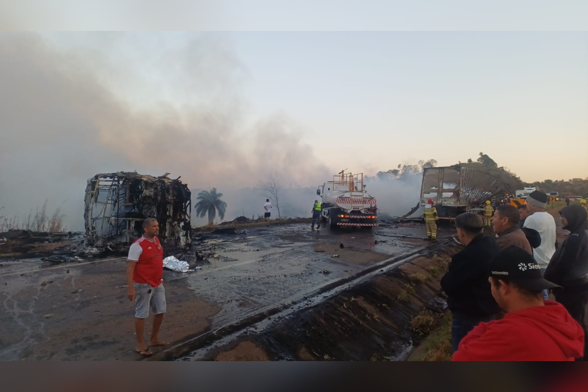 MG: acidente entre ônibus e caminhão deixa feridos e interdita BR-040