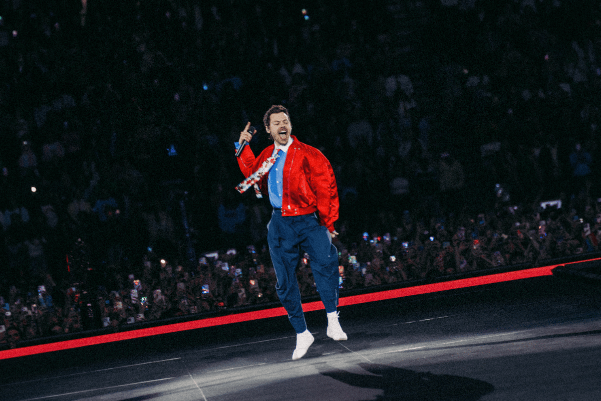 Harry Styles faz da alfaiataria marca registrada em turnê - QTU Questões do Universo