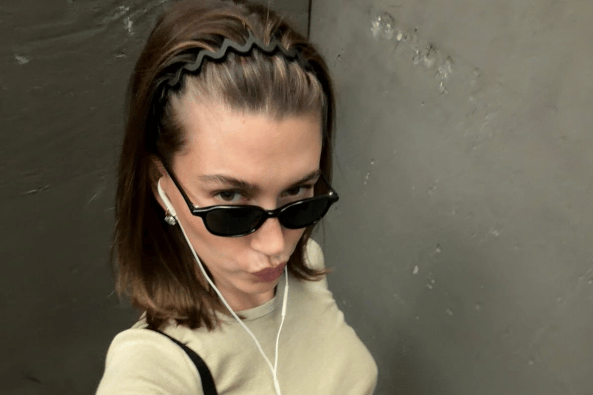 O Retorno da Tiara Ondulada: Hailey Bieber Reaviva um Clássico dos Anos 2000