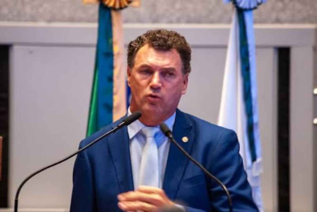 Servidora aborda mulher atendida por secretaria para pedir votos a deputado - QTU Questões do Universo