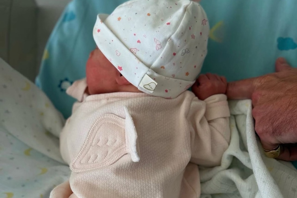 Na foto um bebê deitado, esse bebê é a filha da princesa Eugenie