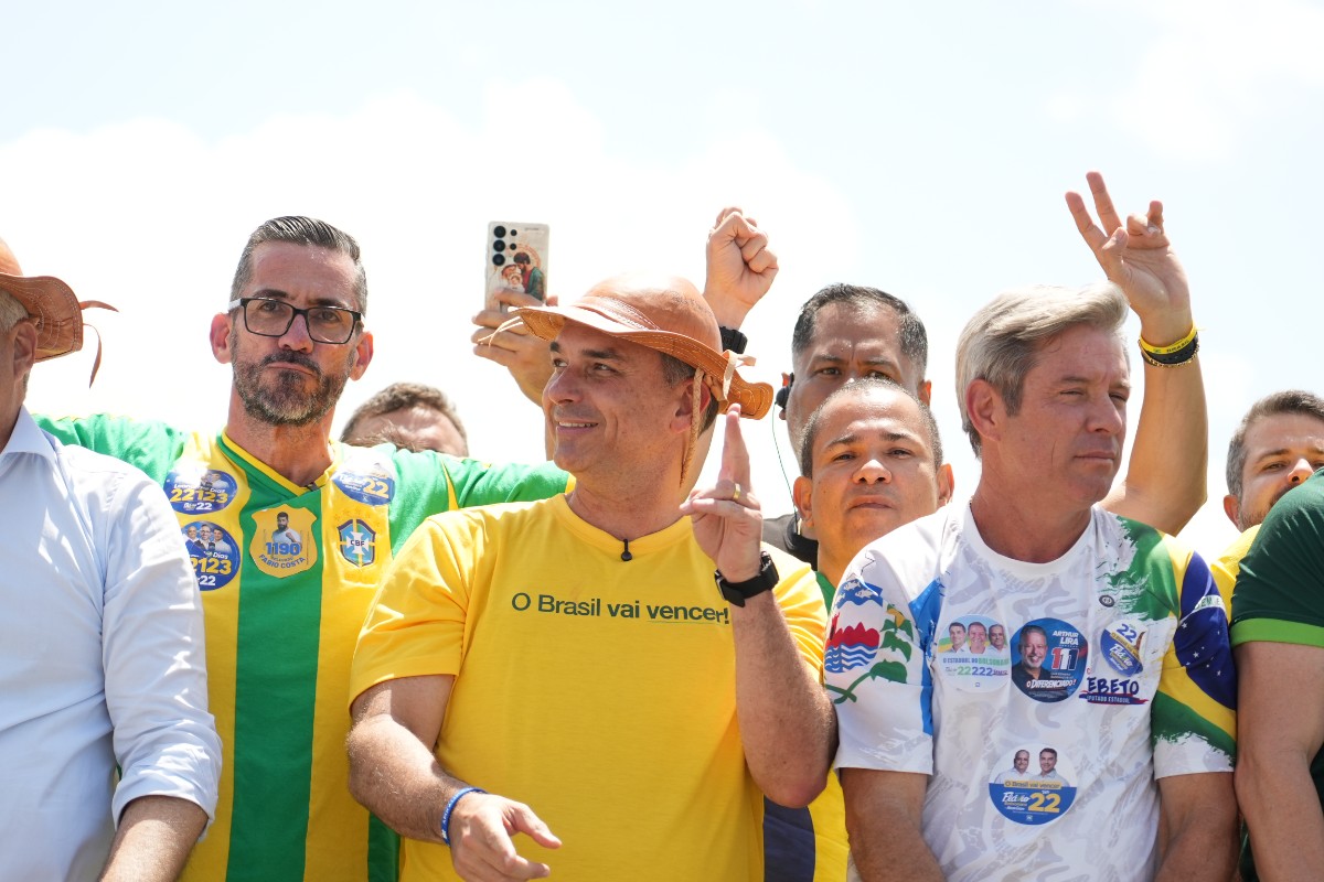 Flávio Bolsonaro critica poder de compra do Bolsa Família em visita a Alagoas