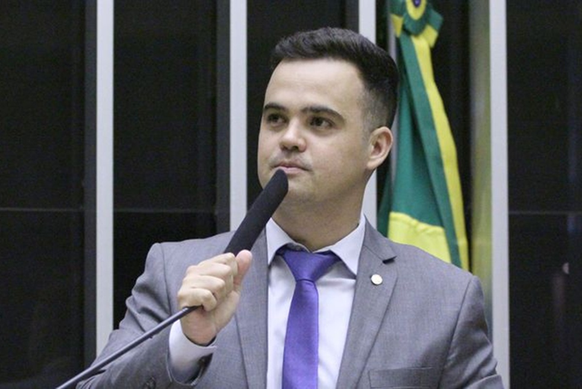 Junio Amaral diz que saída de Cleitinho é "frustrante" para a direita - QTU Questões do Universo