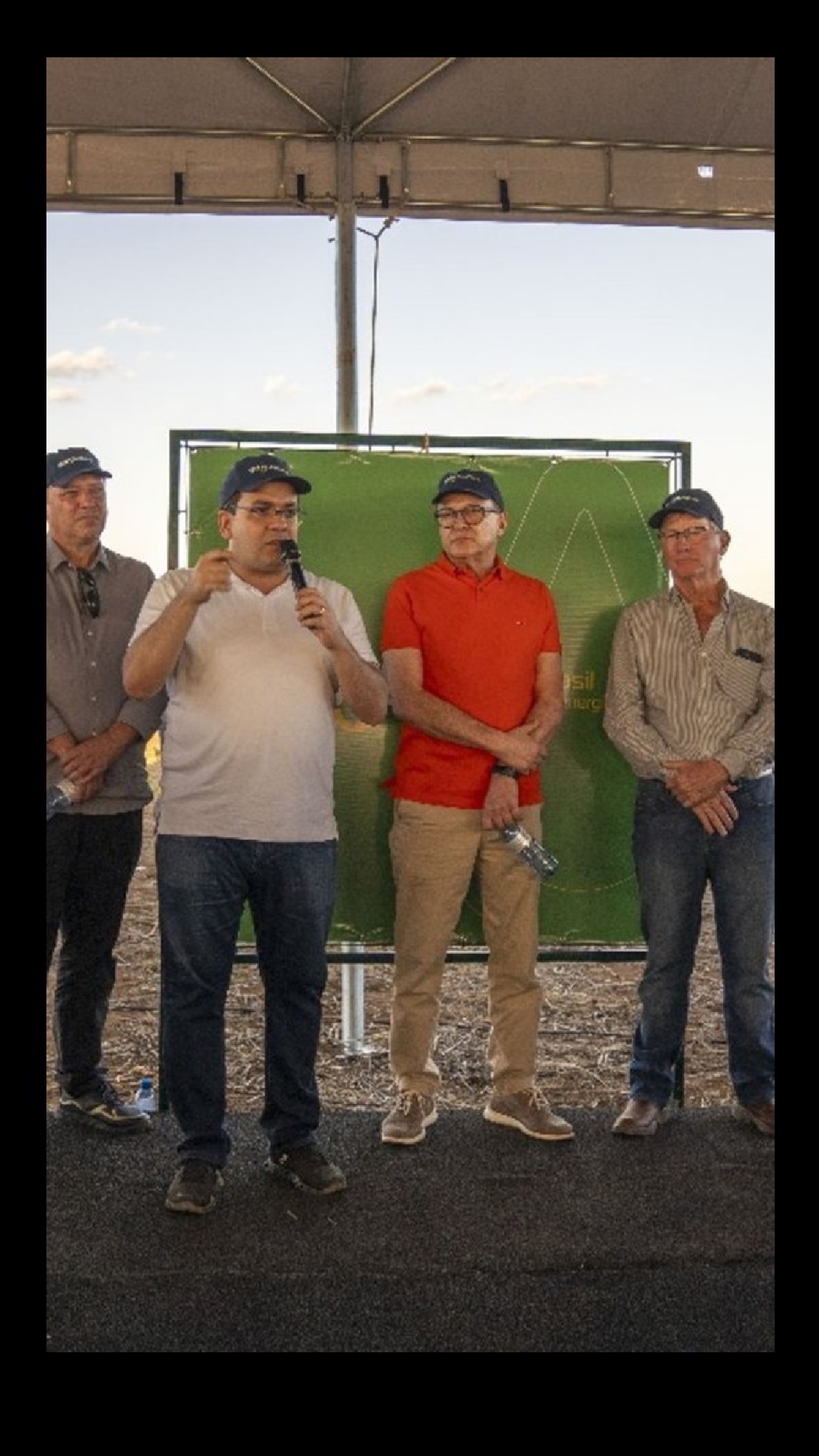 O governador do Piauí, Rafael Fonteles (PT) e o então vice-governador de Mato Grosso, Otaviano Pivetta (Republicanos), de laranja lançam pedra fundamental da usina de Pivetta, a Biobrás